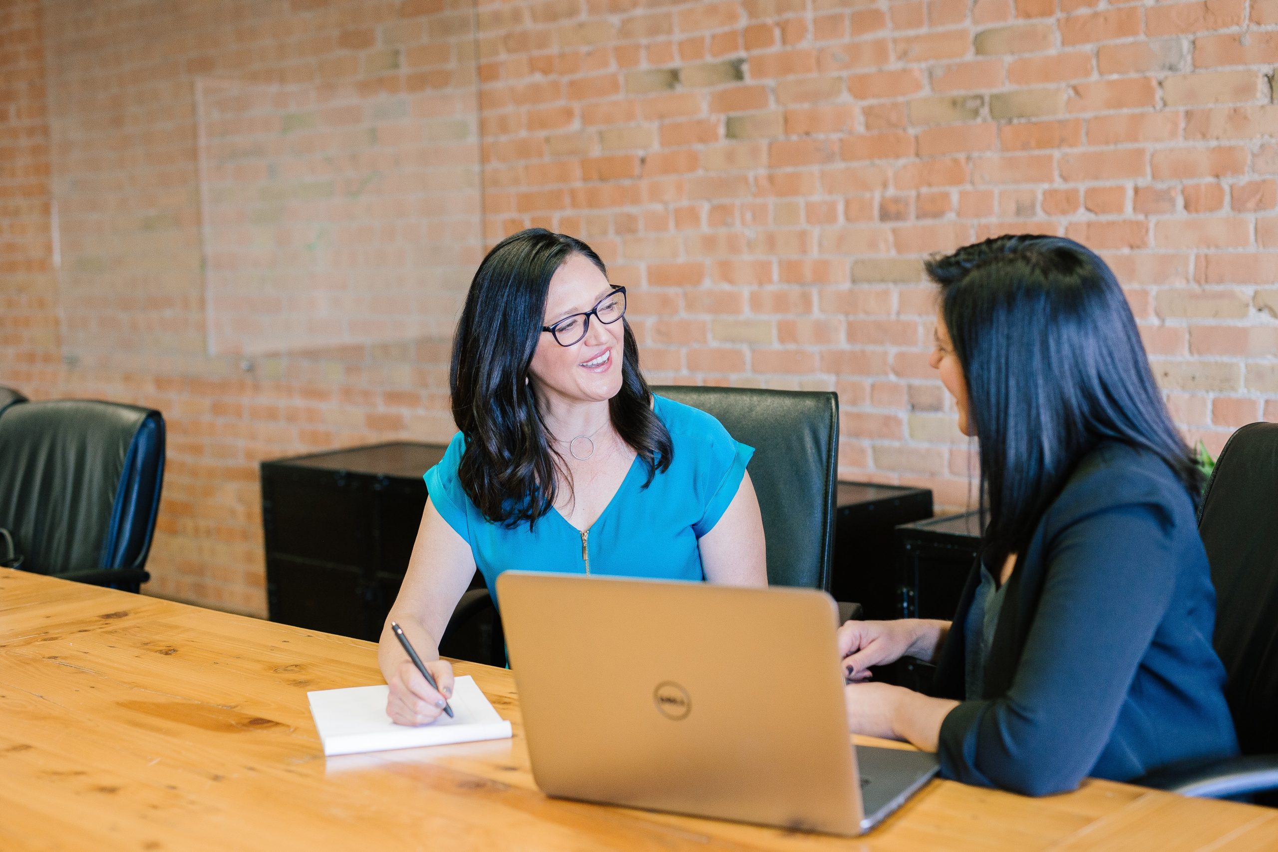 amy-hirschi-JaoVGh5aJ3E-unsplash 2 women meeting
